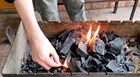Разжигаем угли в мангале правильно: ТОП-5 советов
